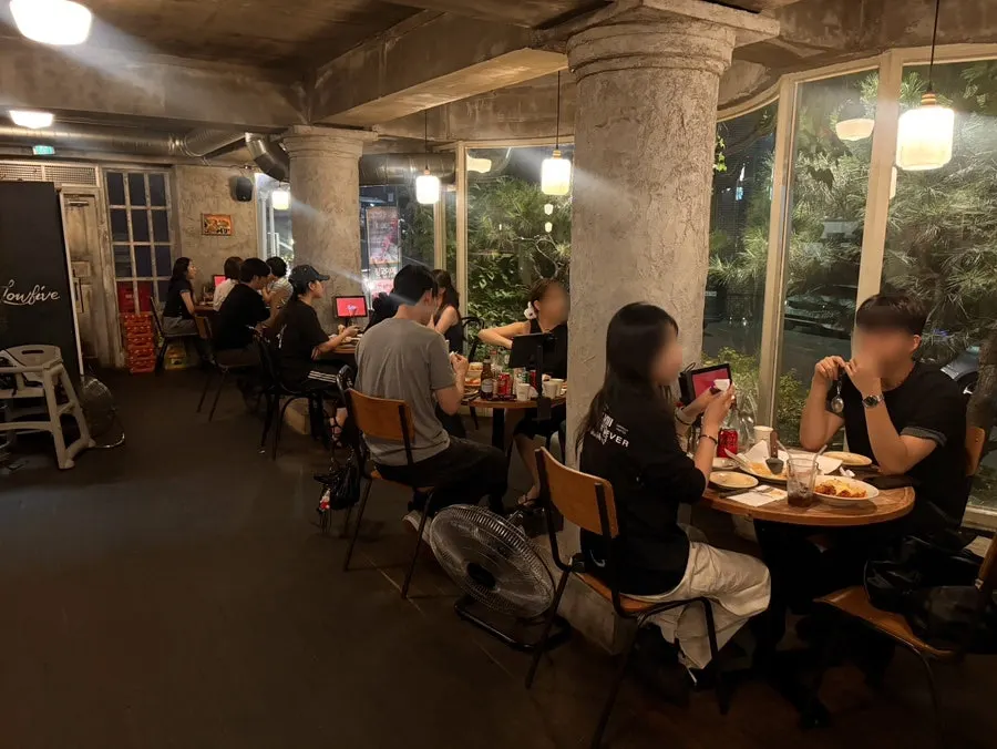 로우파이브 인테리어 소품과 창가 자리