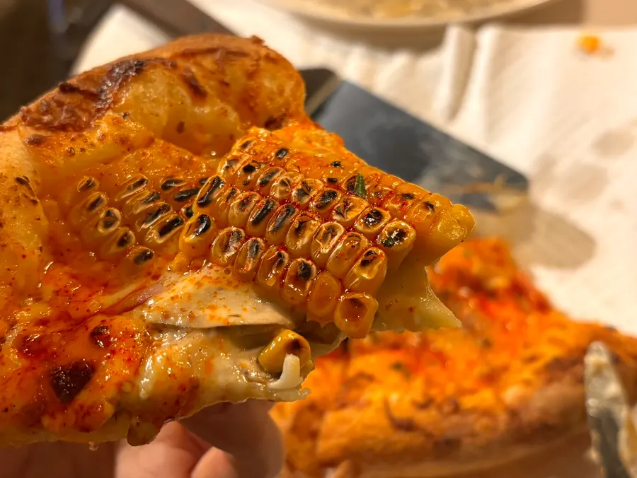 조각으로 나뉜 옥수수피자 단면