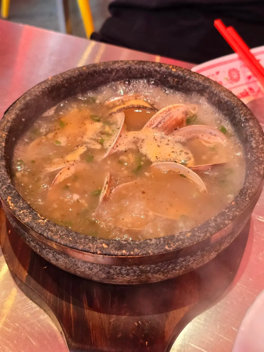 別皿で出されたフォーの麺ともやし