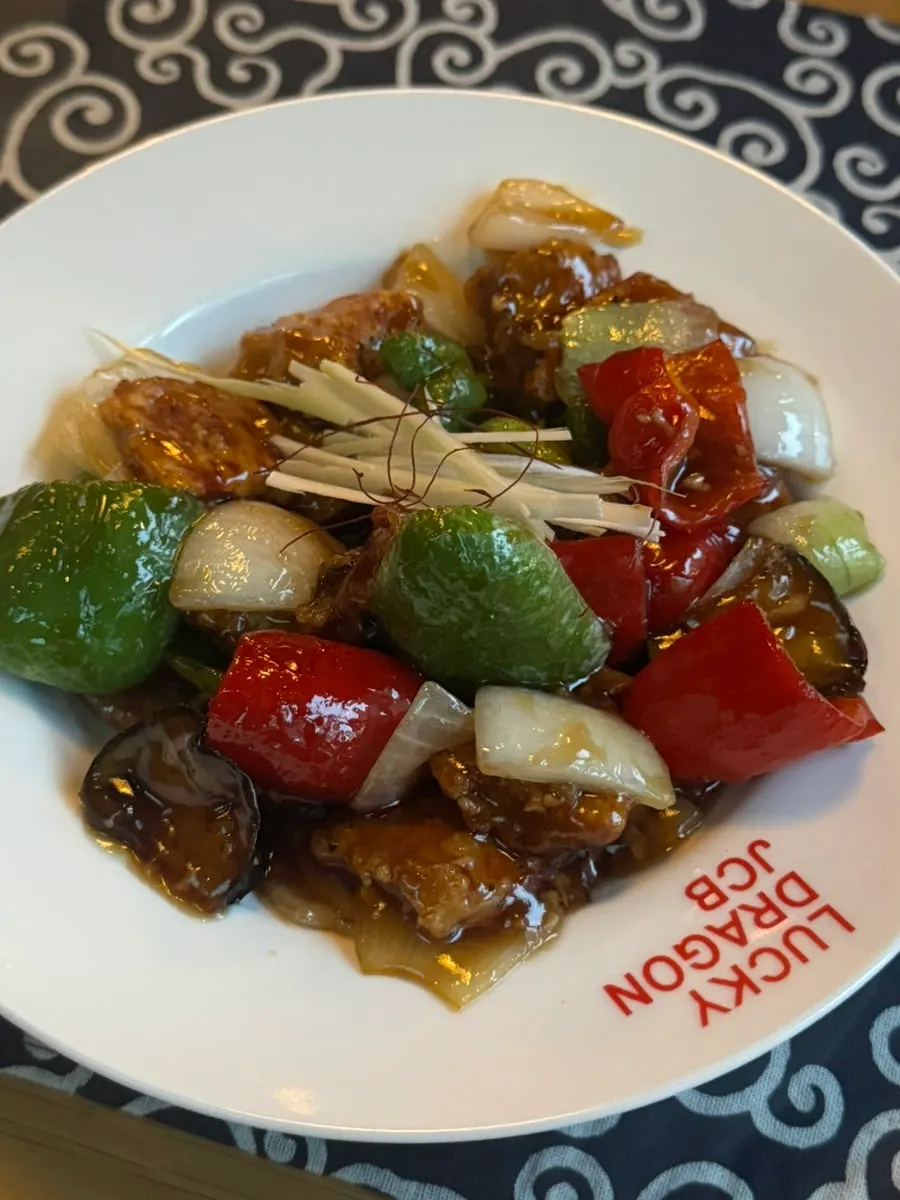 Square-pressed sweet and sour pork with sauce
