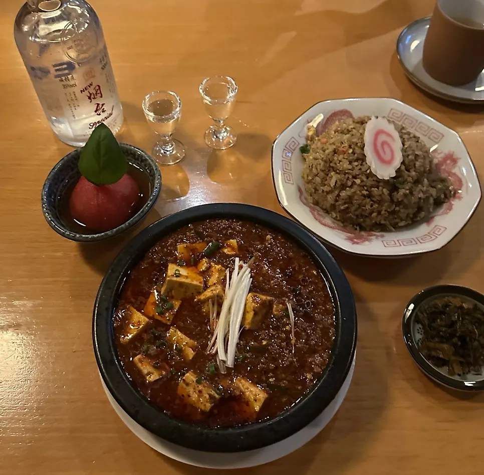 술과 함께 놓인 안주 테이블