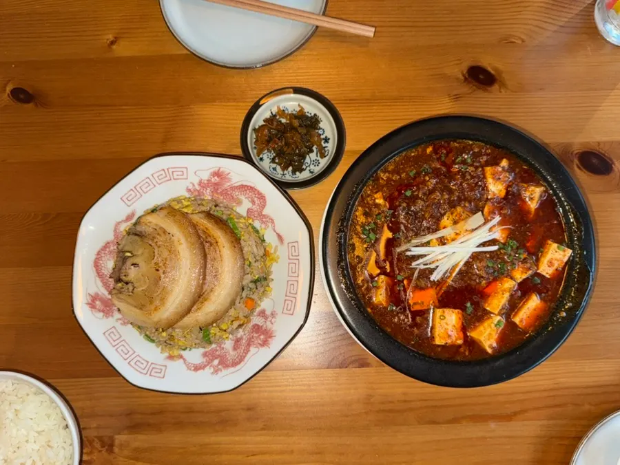 함께 차려진 마파두부와 차슈챠한 한상