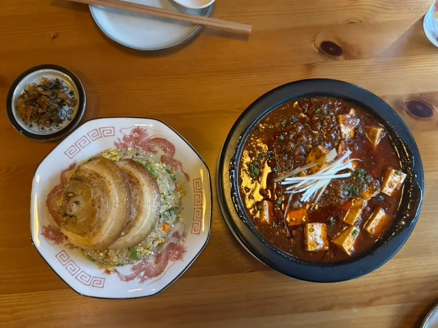 갓 나온 마파두부와 차슈챠한 테이블