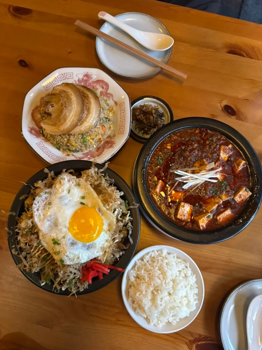 가쓰오부시와 반숙 후라이 올라간 야끼소바