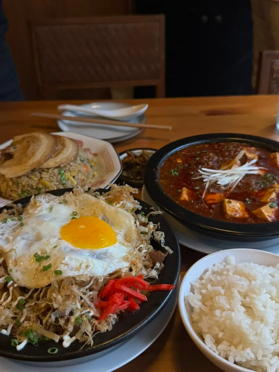 세 가지 메뉴가 놓인 테이블 전체
