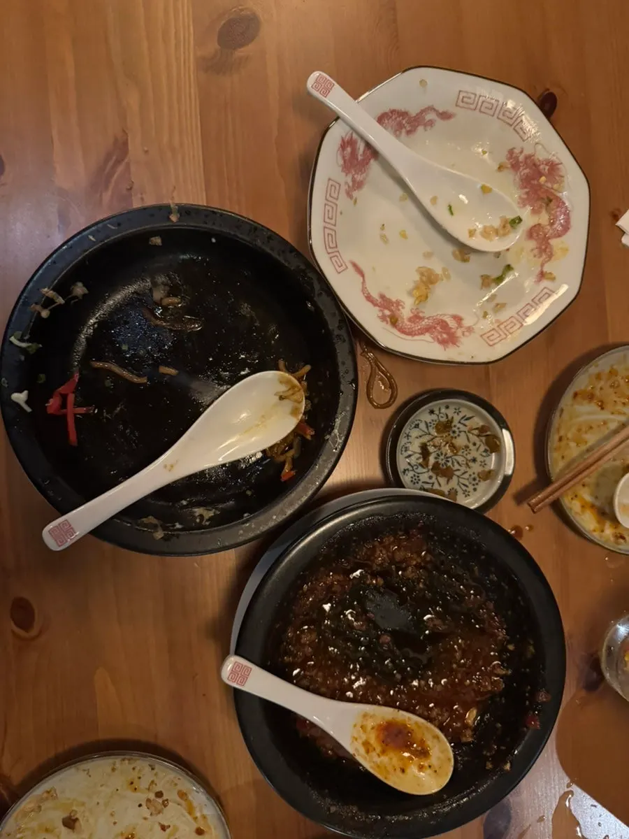고풍스러운 식기에 담긴 음식