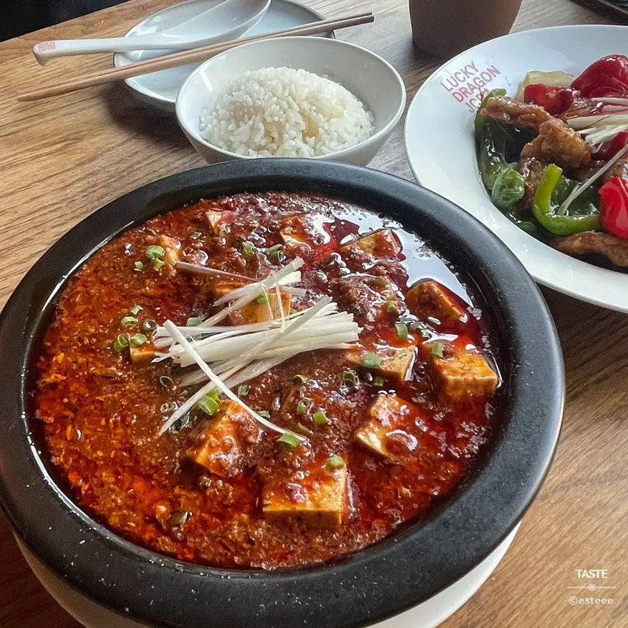 식사를 마친 럭키드래곤JCB 신당 테이블