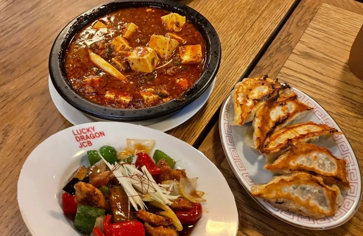 테이블에 차려진 중화풍 이자카야 메뉴들