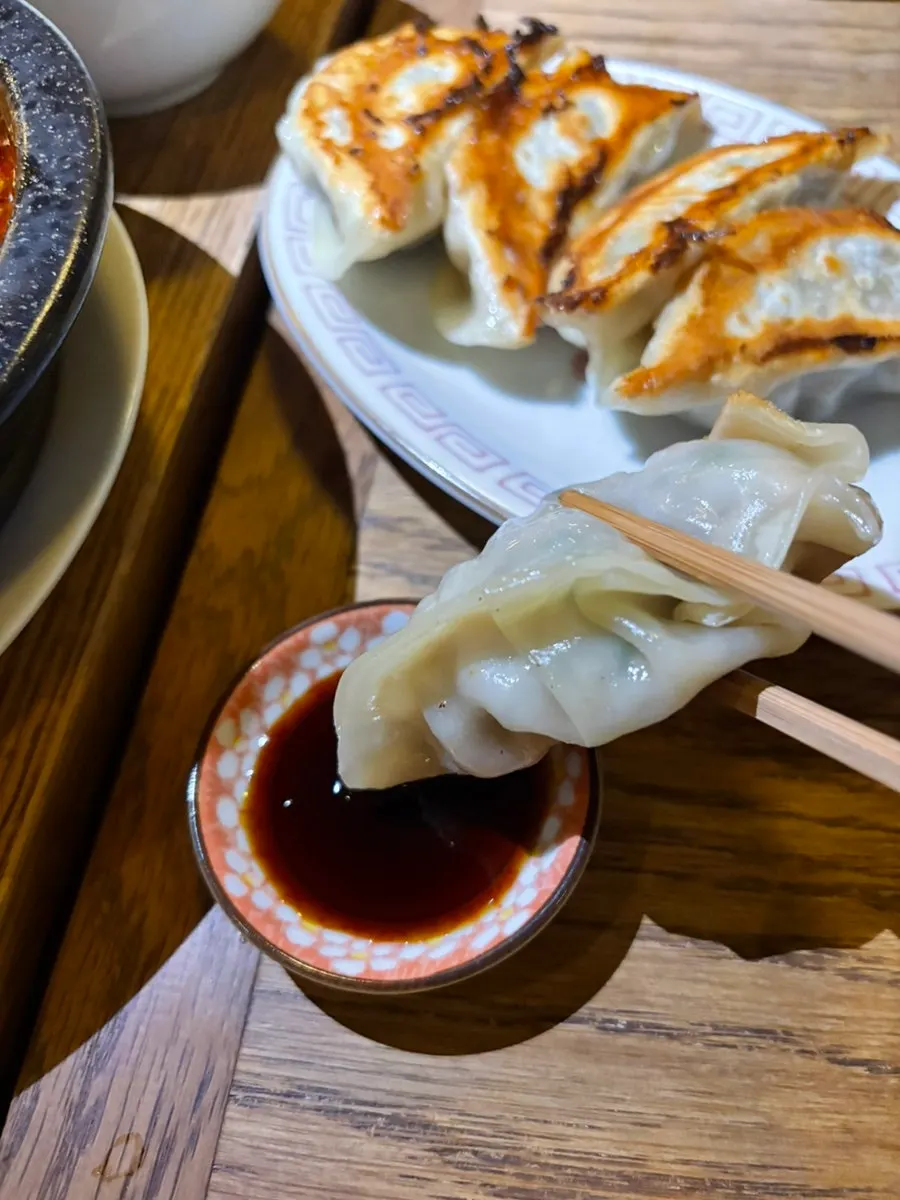 야끼교자의 촉촉한 반대쪽 면