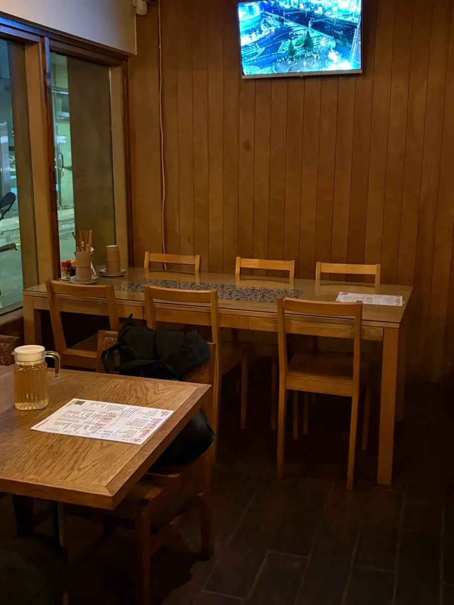 매장 내부 소품과 조명