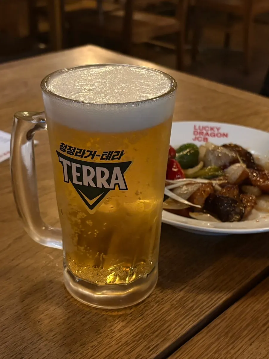 추가 주문한 연태 생맥주 잔
