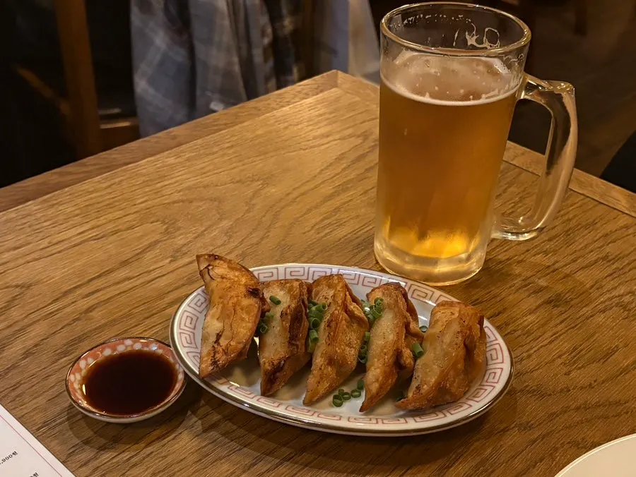 안주와 생맥주가 놓인 테이블