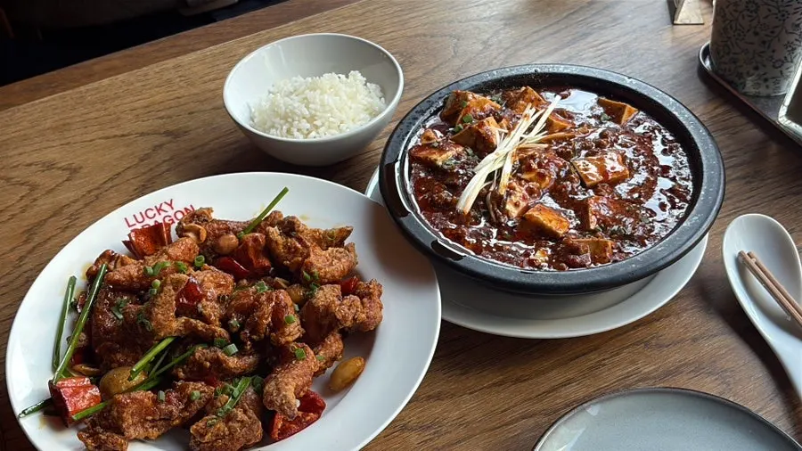 테이블에 차려진 마파두부와 라즈지 상차림