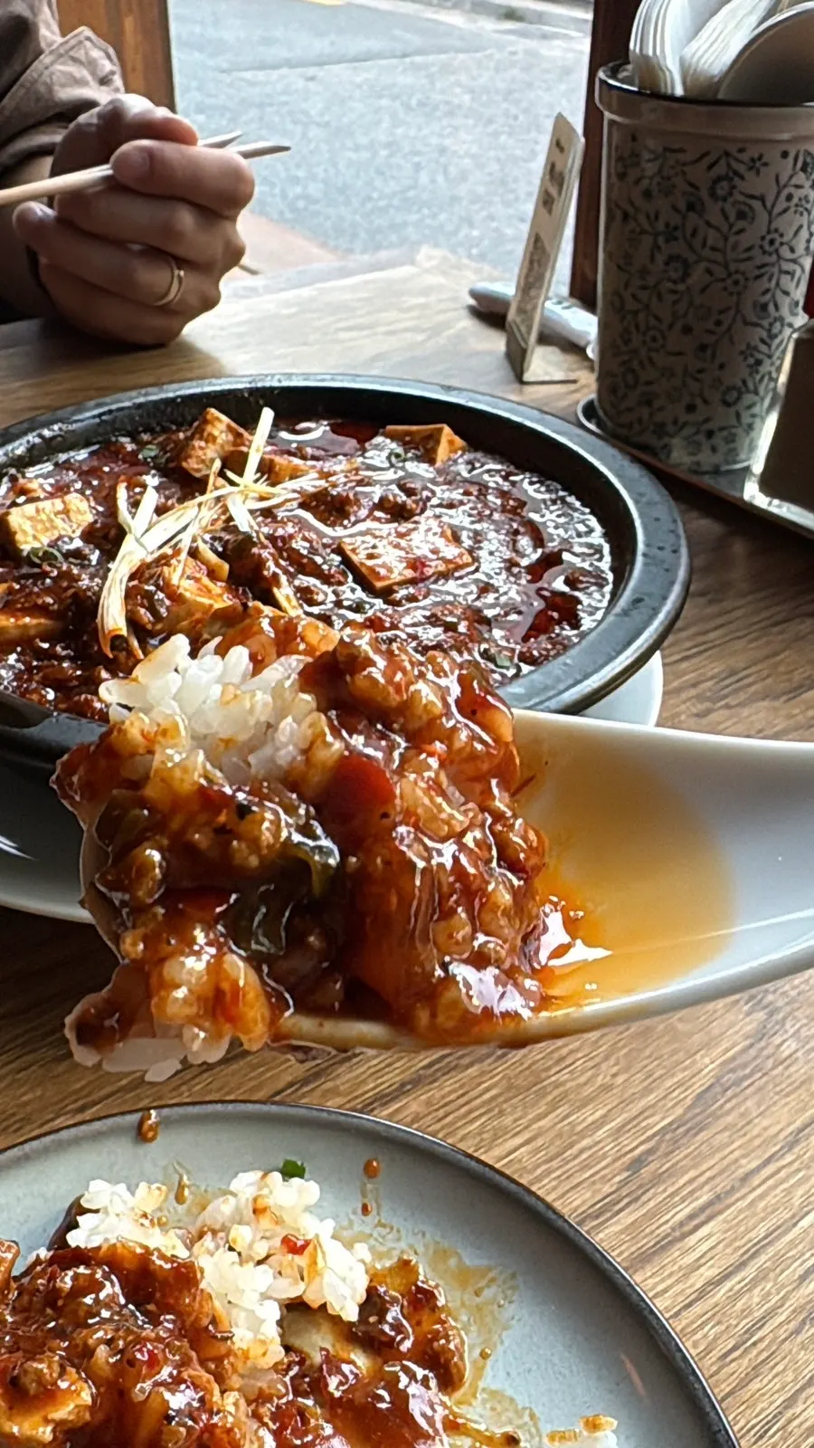 라즈지 한 조각을 집어 든 모습