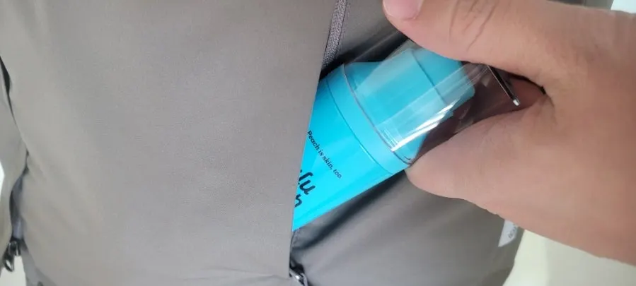 주머니에 휴대하는 비데 사용 상황 이미지