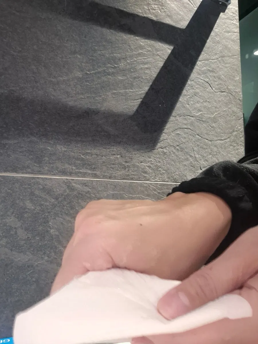How to use it: wipe with gel-coated toilet paper