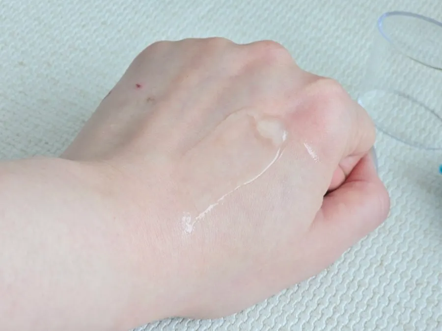 Image explaining the water-gel texture and product ingredients