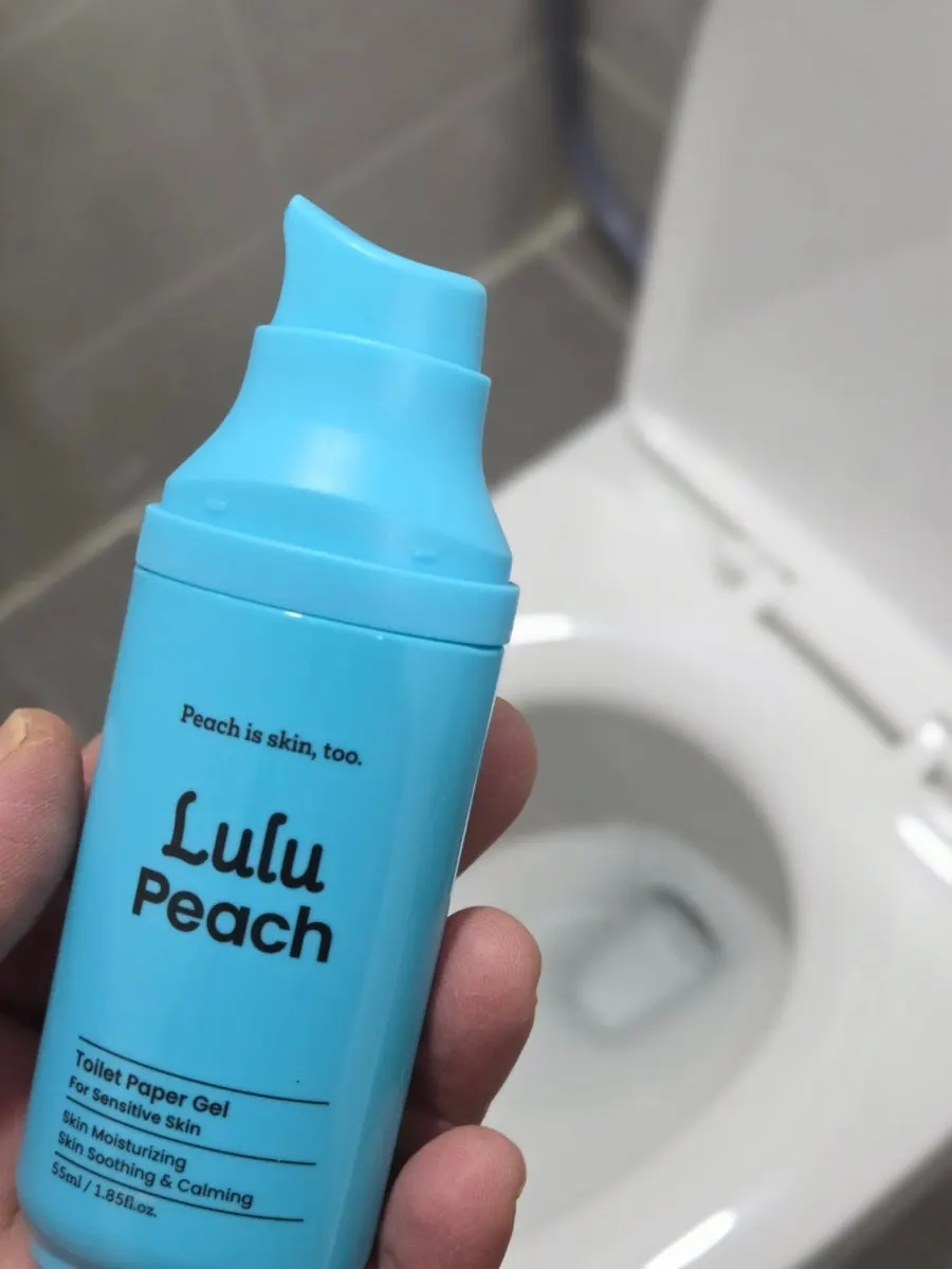Tube-type water-gel cleanser in use
