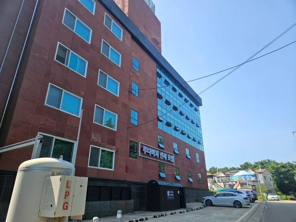 Hotel-scale exterior of the Luna Beach Seonjae building