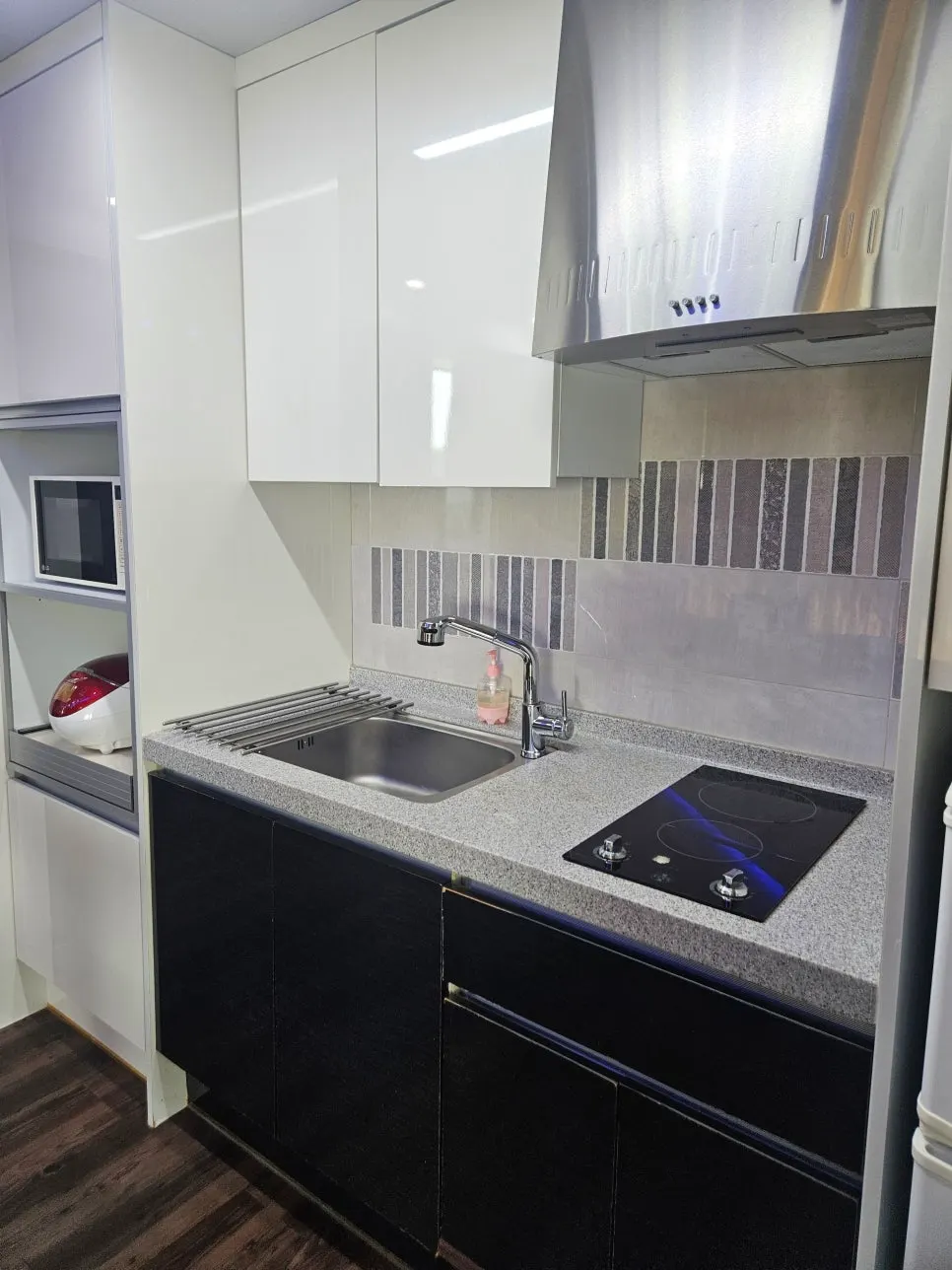 In-room kitchen with 2-burner induction stove and range hood