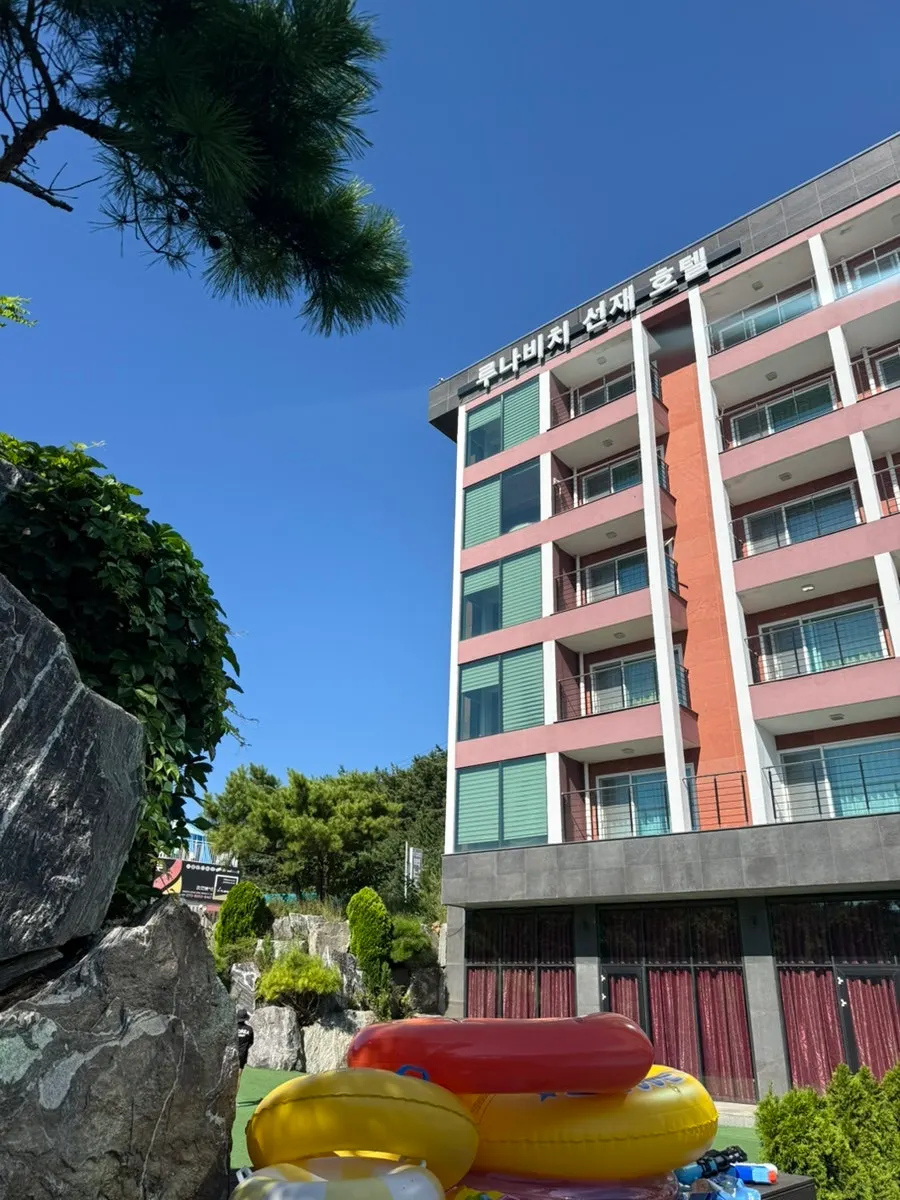 Exterior of the Luna Beach Seonjae Hotel & Pension building