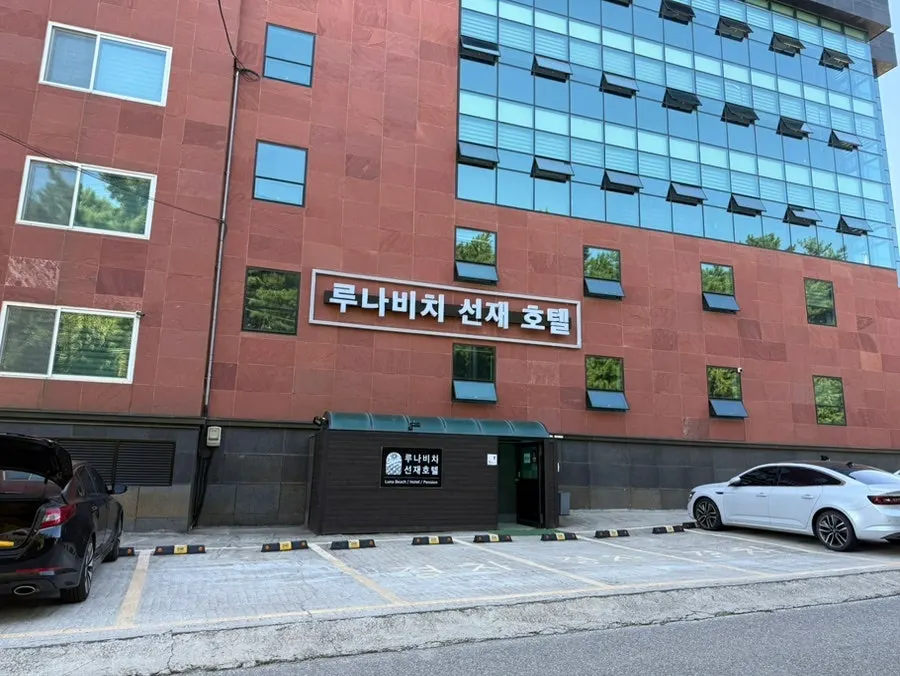 Parking lot behind the Luna Beach Seonjae building