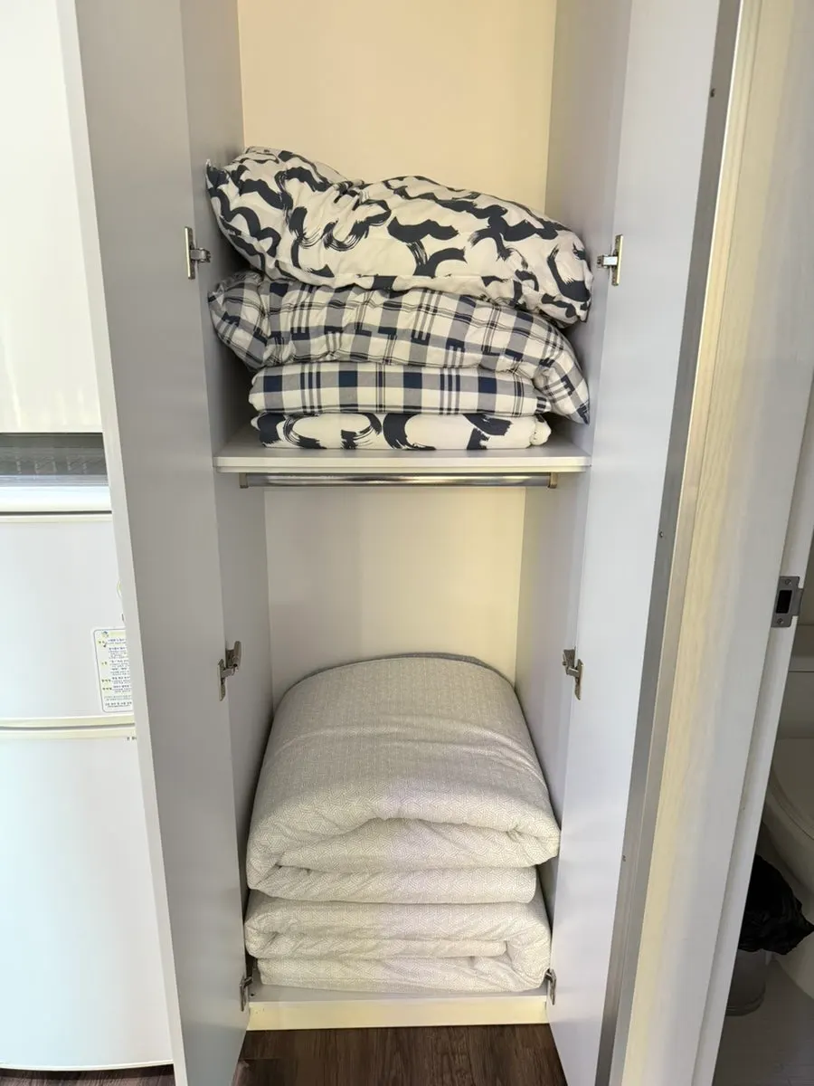 Bathroom amenities in room 402: shampoo, conditioner, body wash