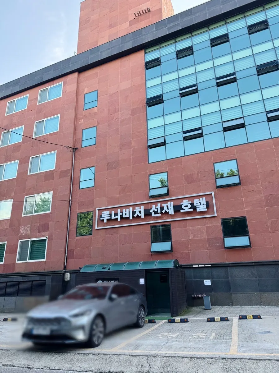Exterior of Luna Beach Seonjae Hotel & Pension and the parking area in front