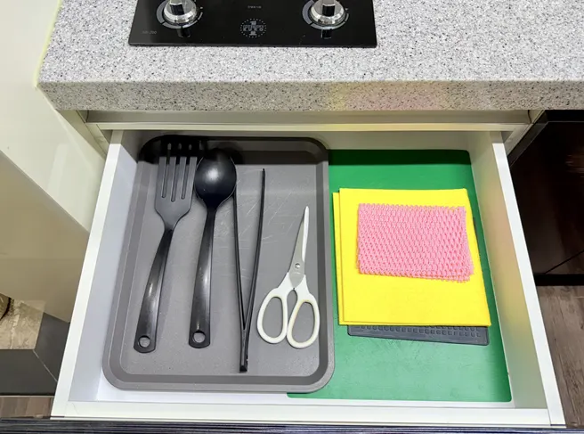 식기류와 조리도구가 갖춰진 객실 주방