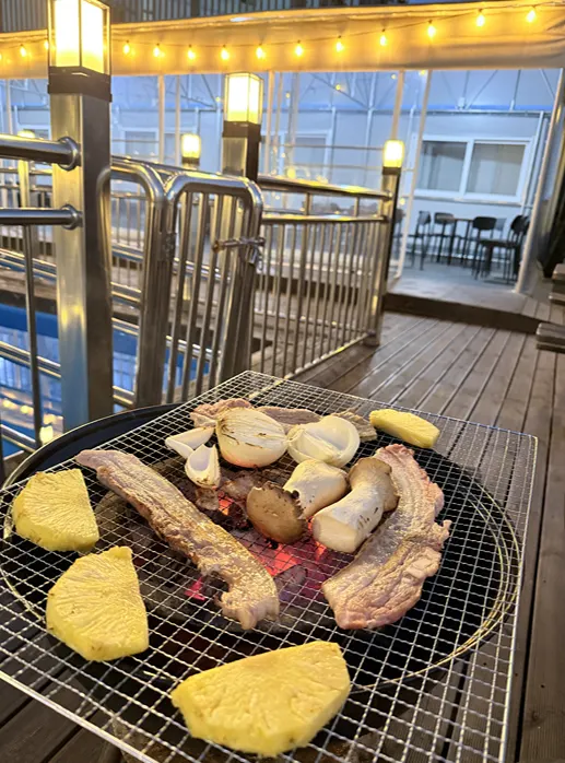 바베큐 테이블에 차린 음식과 생새우회