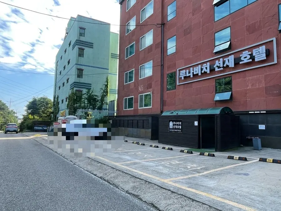 Spacious parking lot at Luna Beach Seonjae