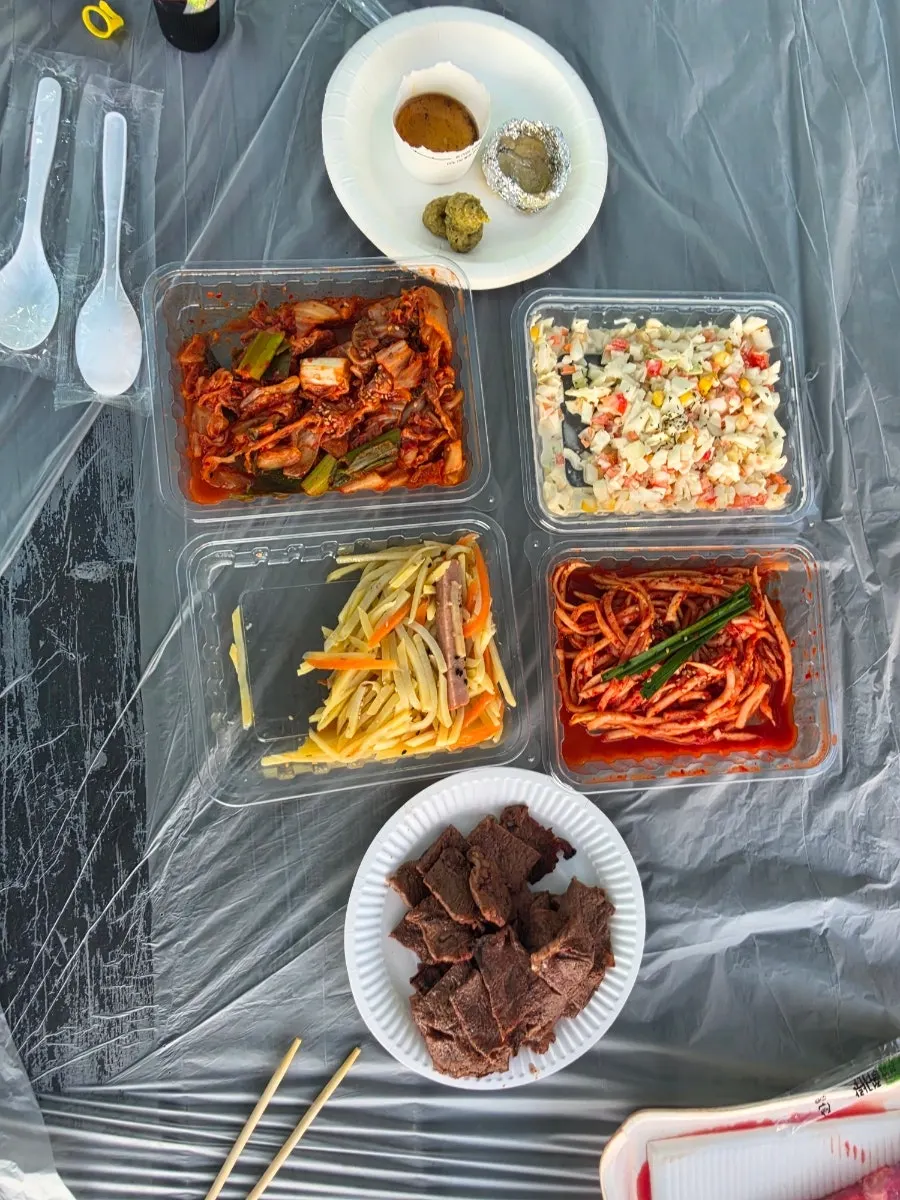 야외에서 구워 먹은 바비큐 상차림