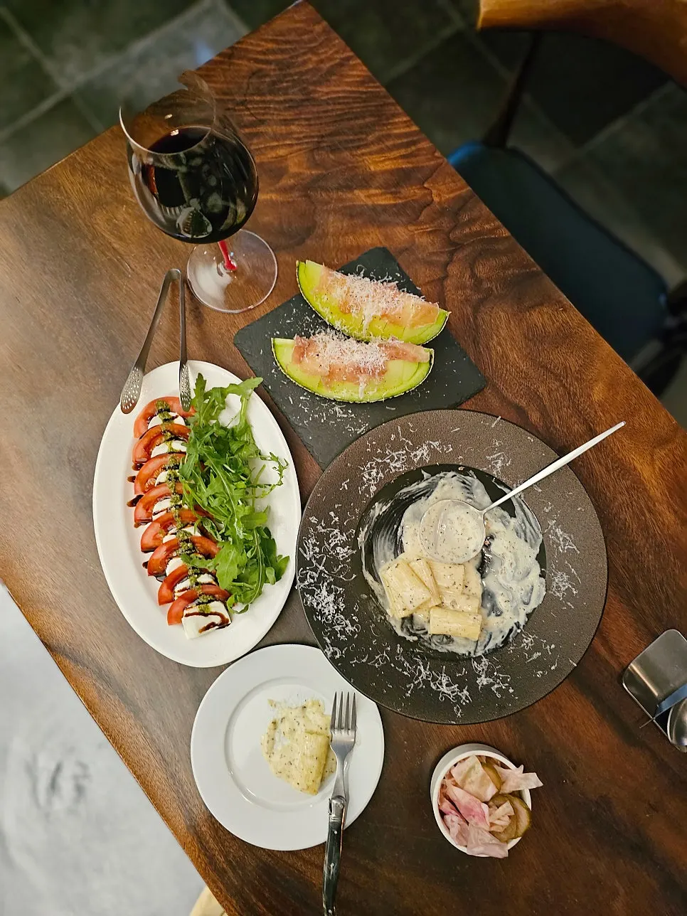 Caprese salad with tomato, cheese, and arugula