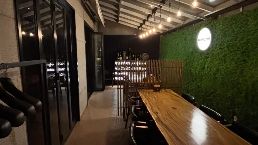 Tables and interior design at Luna Vine