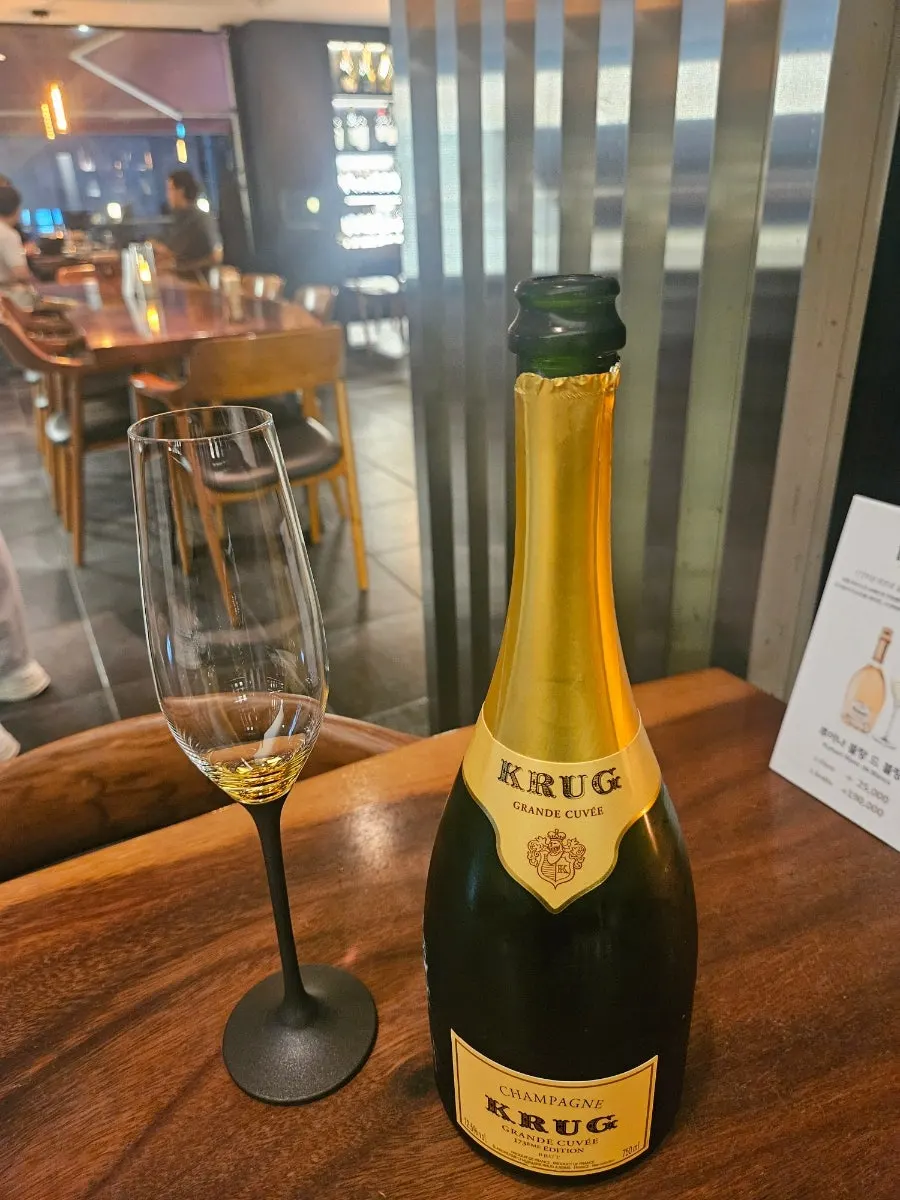 Wine and table scene at Luna Vine