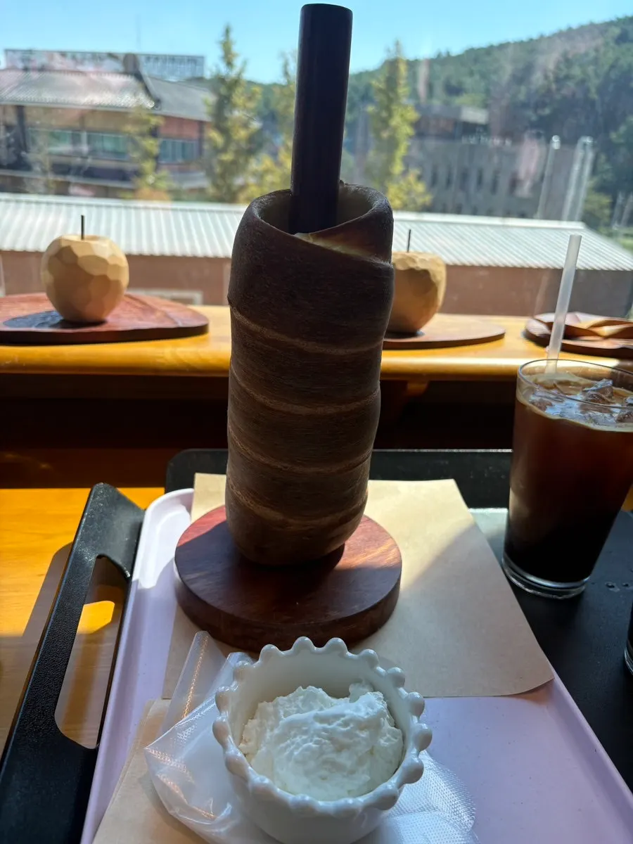 테이블에 놓인 플레인 굴뚝빵과 음료