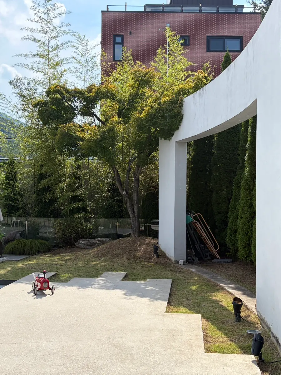 거울에 비친 루온토 카페 공간