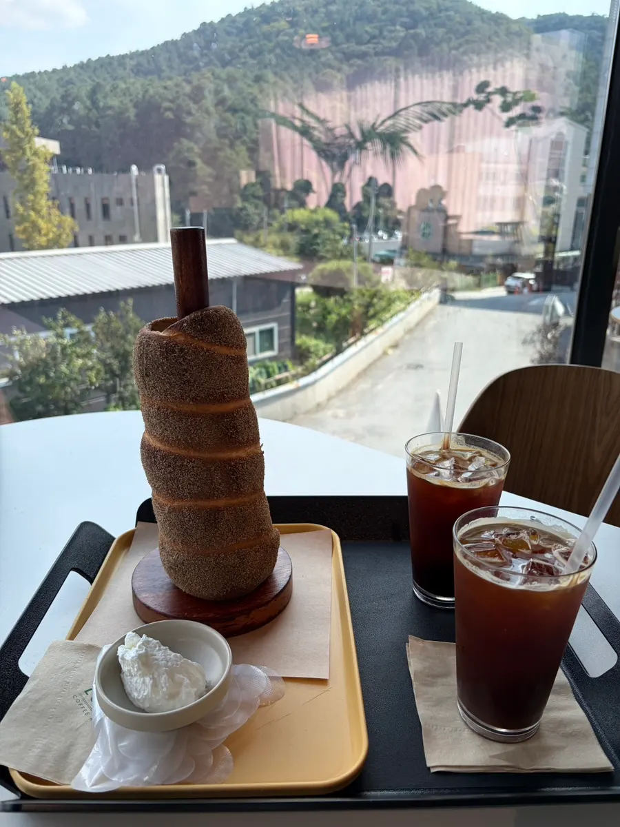 갓 구워 나온 루온토 시나몬 굴뚝빵
