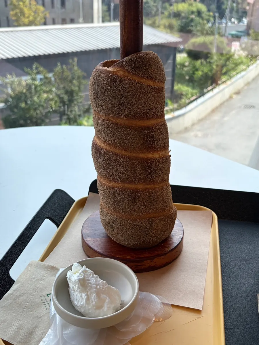 커피와 함께 먹은 시나몬 굴뚝빵