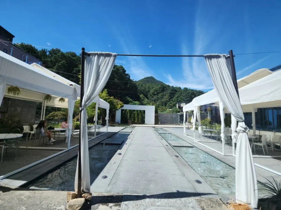 Entrance space leading to the 2nd floor terrace