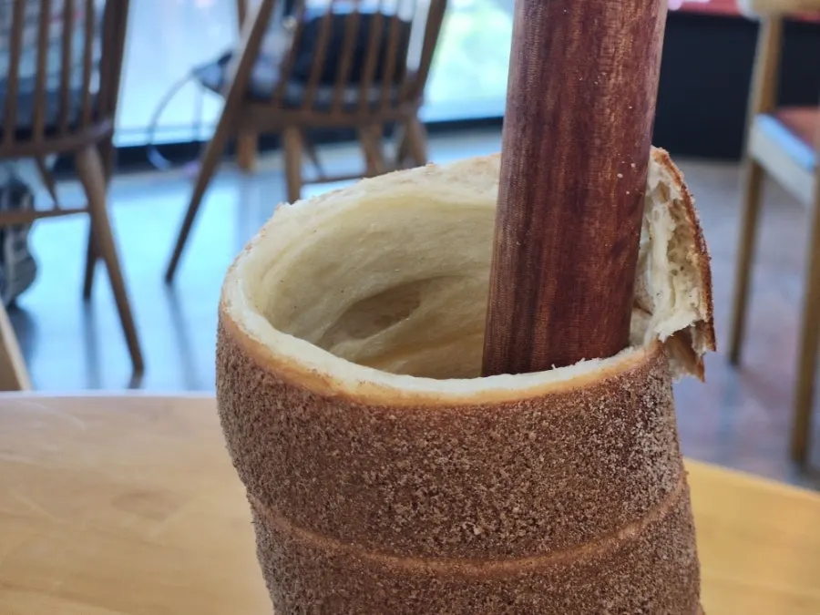 Chimney bread and drinks on the table