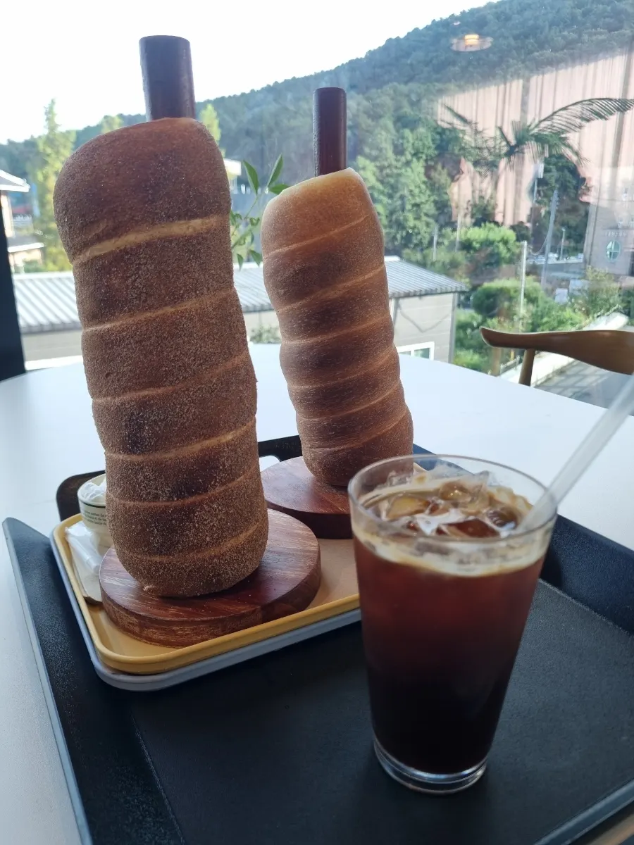 Table setting with plain and cinnamon chimney bread and Americano