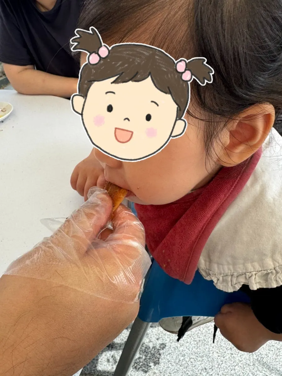생크림에 찍은 시나몬 굴뚝빵 조각