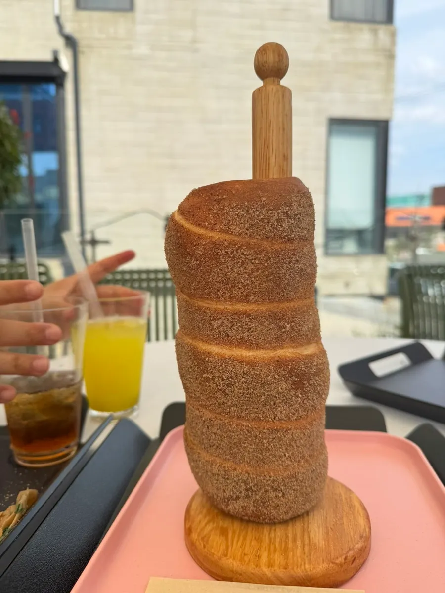 아기와 함께 굴뚝빵을 나눠 먹는 모습