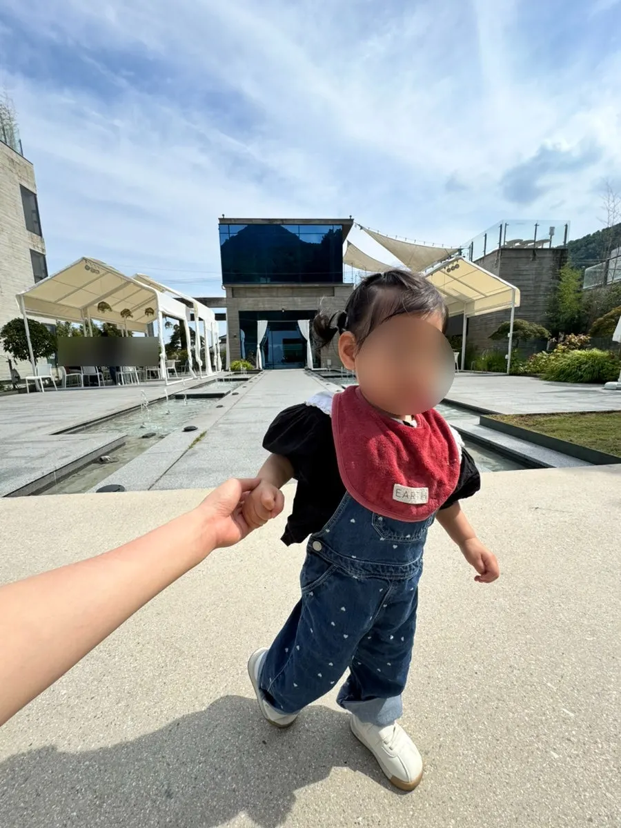 루온토 수통골점 야외 자리에서의 가족 나들이