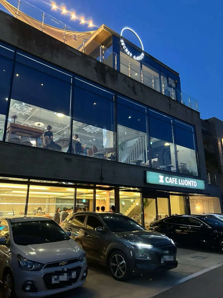 Exterior of Luonto Sutonggol Branch, a large café near Sutonggol in Yuseong, Daejeon