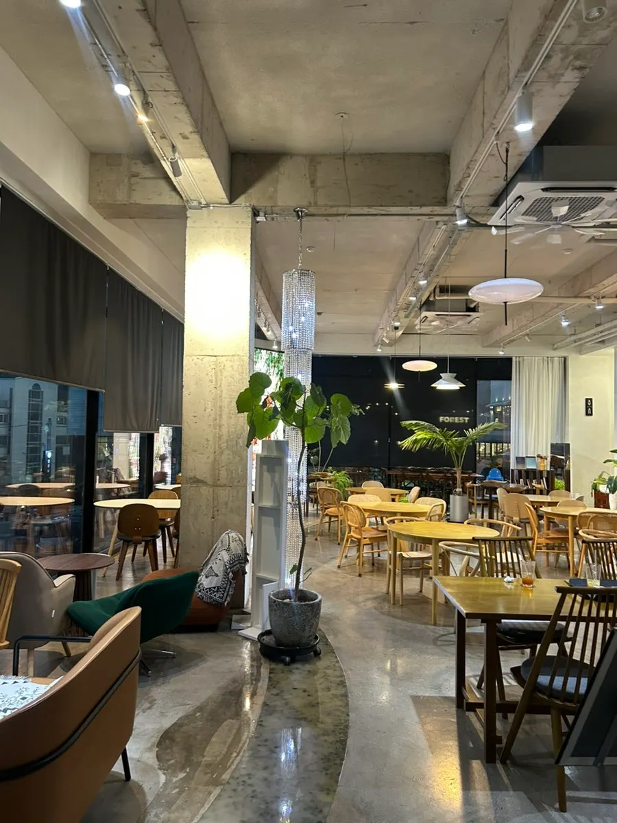 Spacious 1st-floor seating area at Luonto Sutonggol Branch