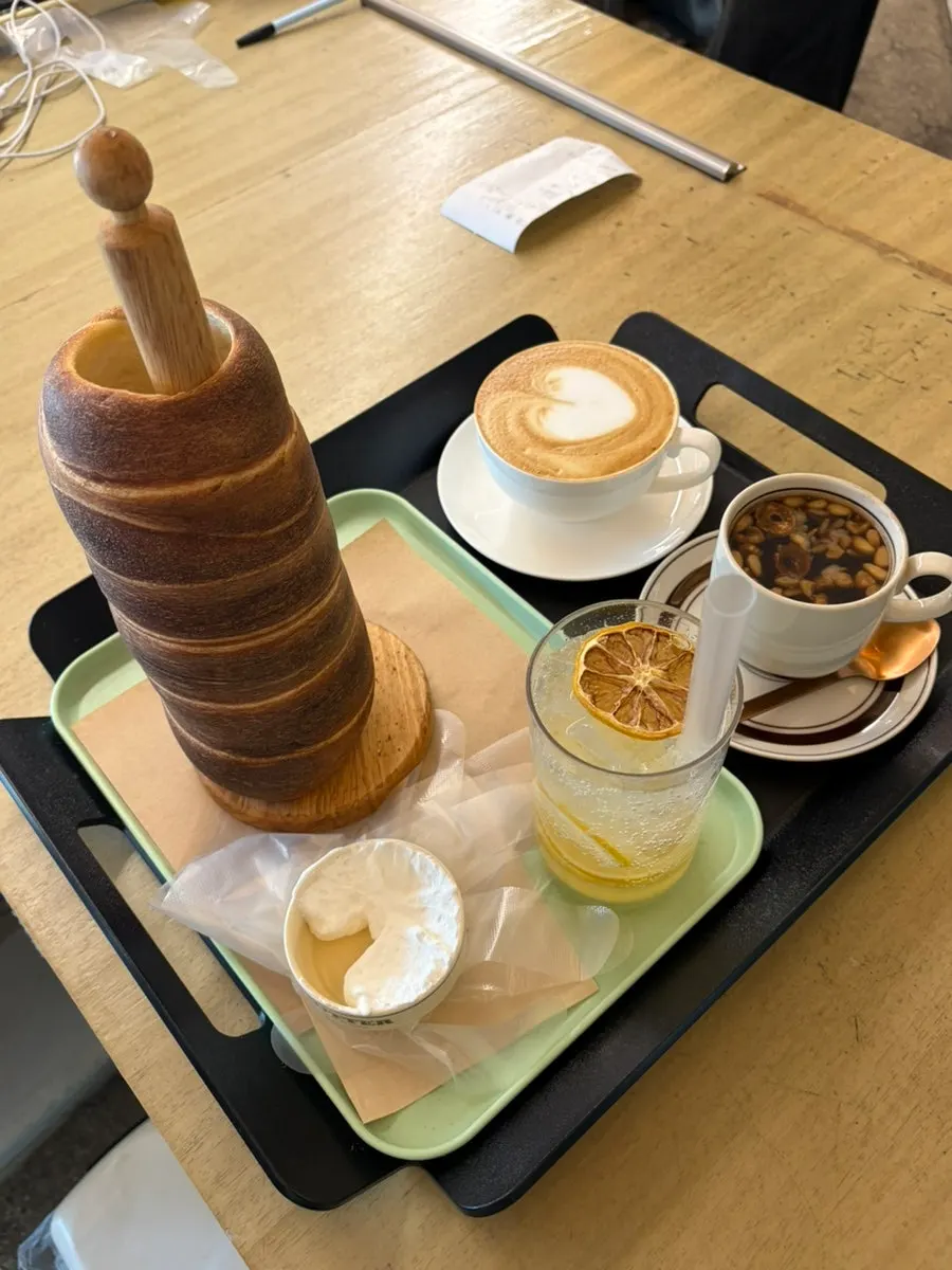 Plain chimney bread with iced americano, ssanghwacha, and lemonade