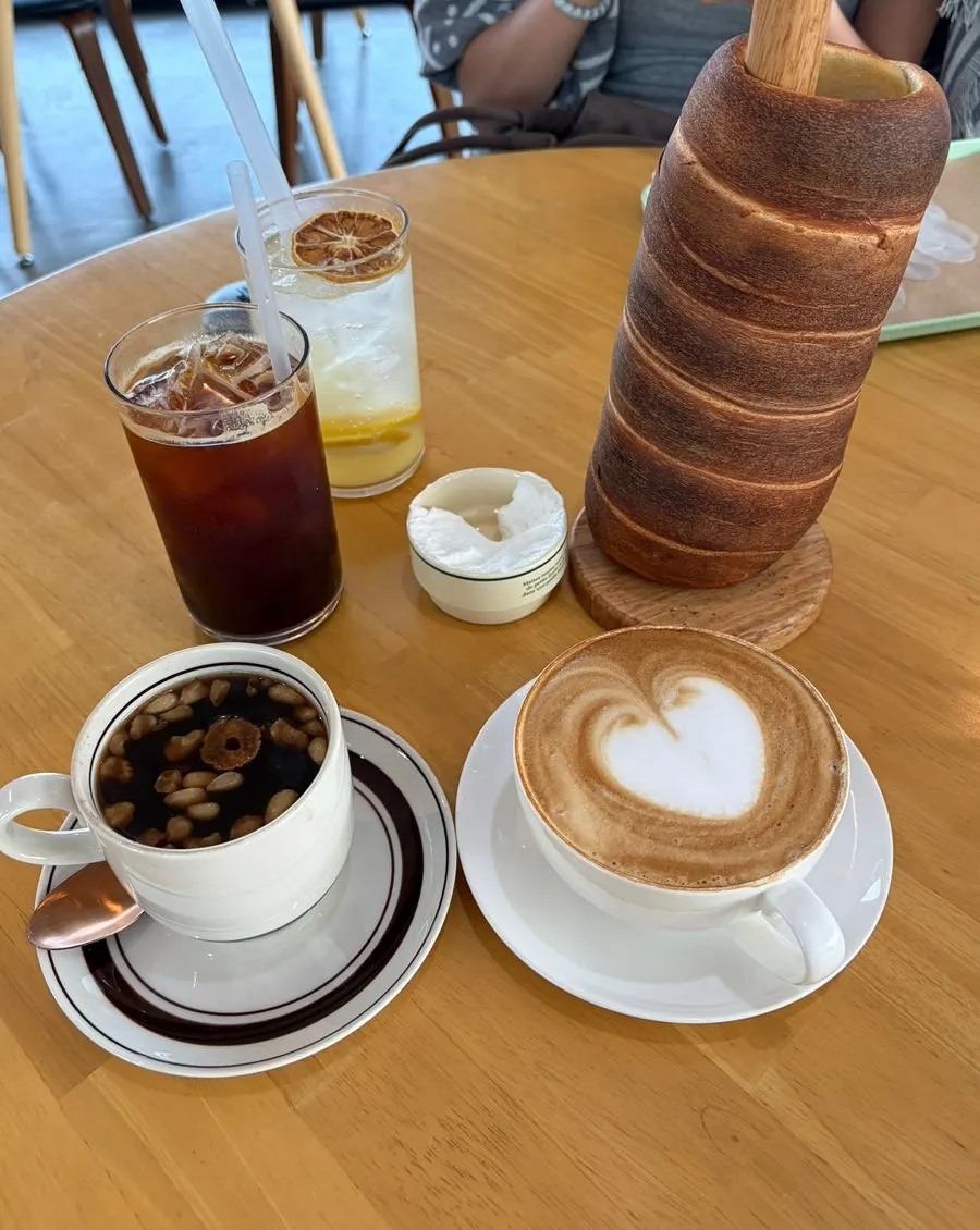 Plain chimney bread served with whipped cream