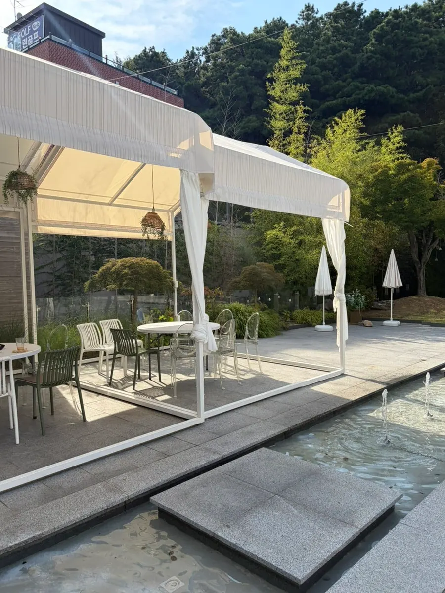 Outdoor tables at Luonto Sutonggol Branch